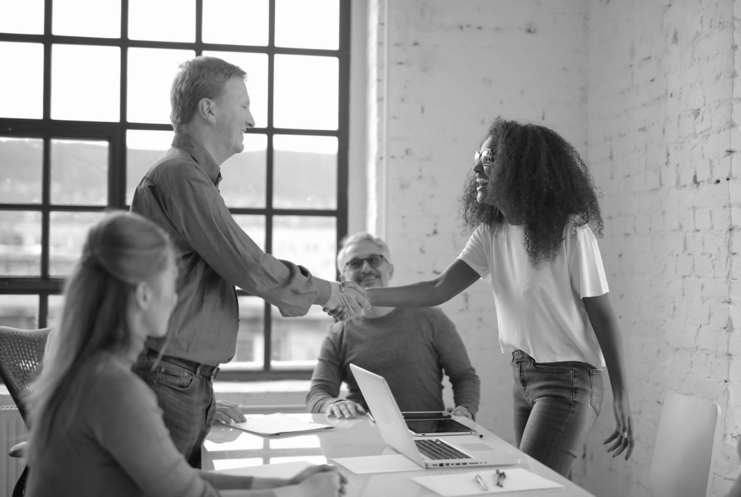 Bureau de consultation financière avec ambiance chaleureuse et professionnelle